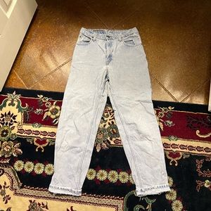 Light Wash Levi’s Relaxed Cut 550